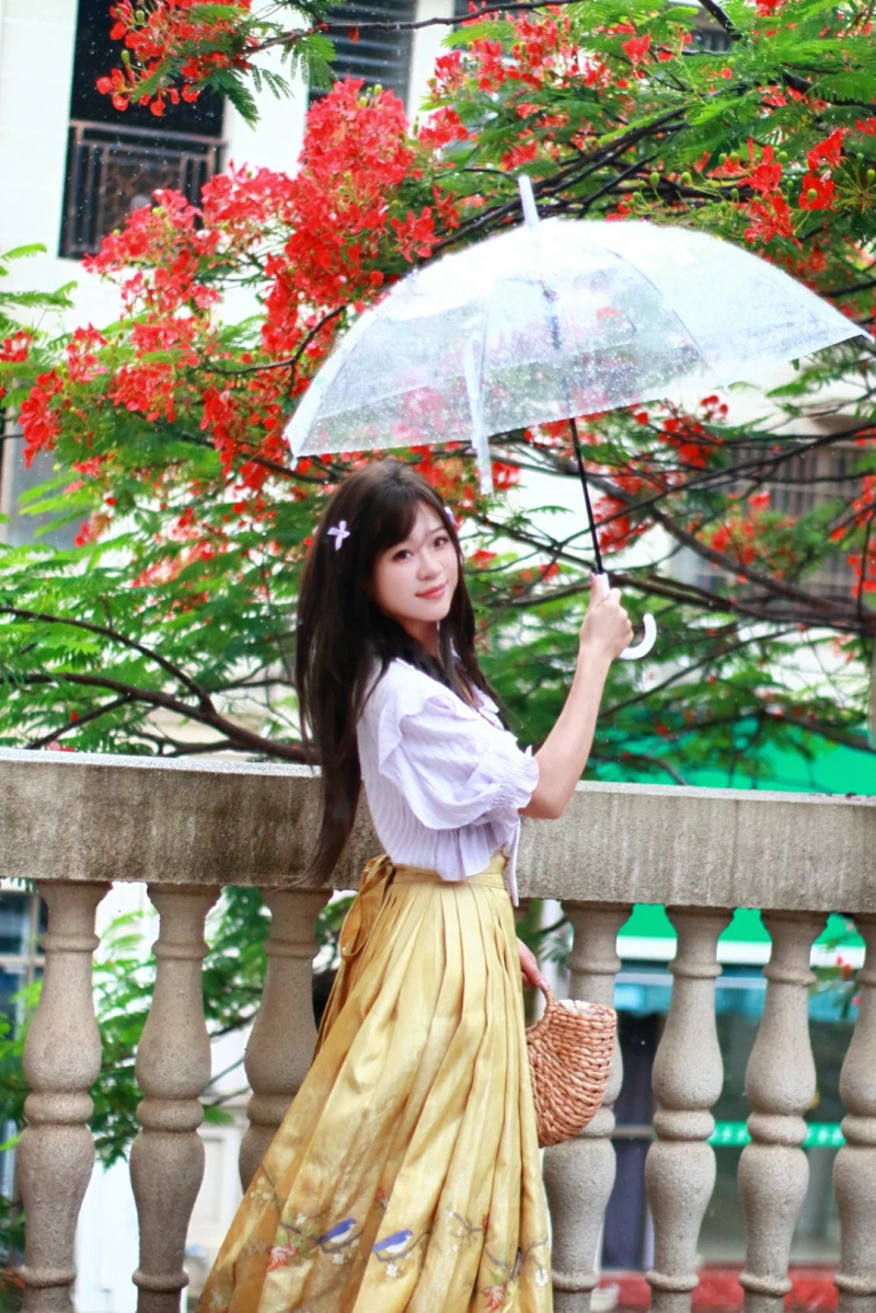 cách tạo dáng chụp ảnh cùng hoa phượng