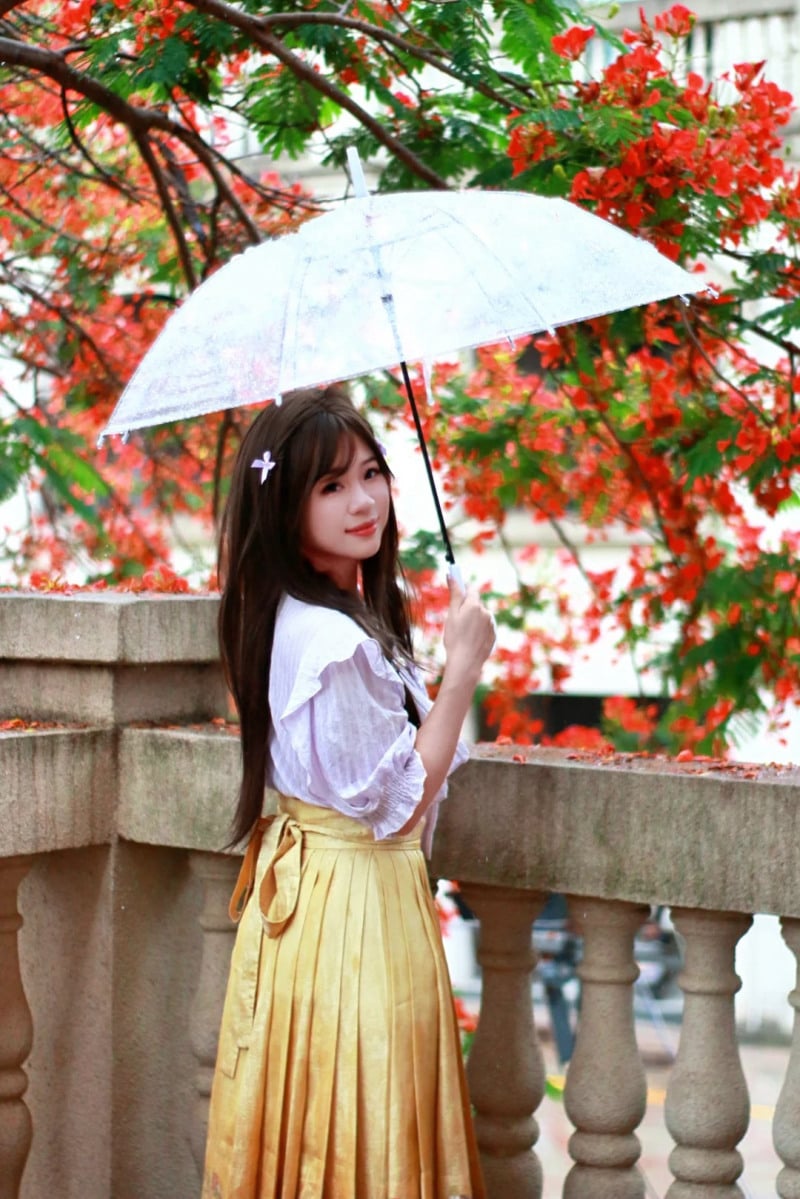 cách tạo dáng chụp ảnh cùng hoa phượng