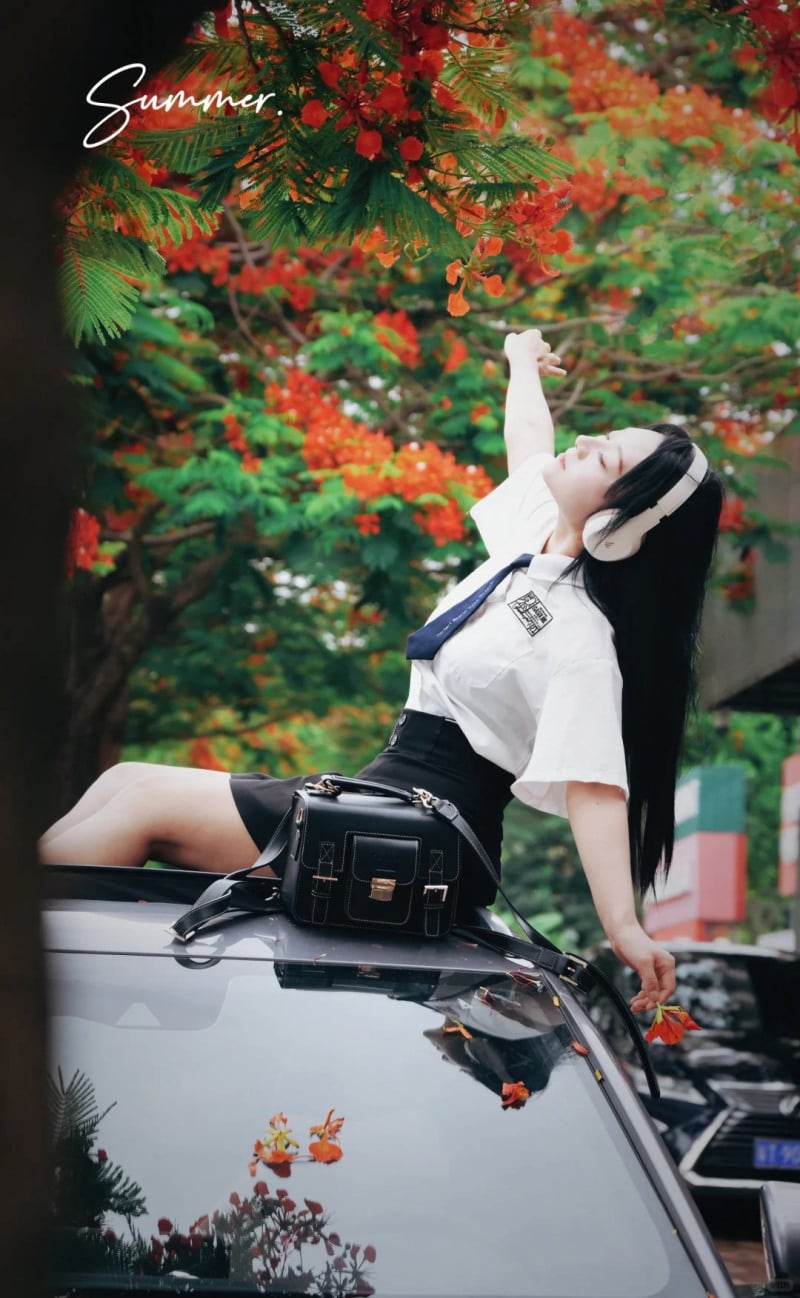 cách tạo dáng chụp ảnh cùng hoa phượng