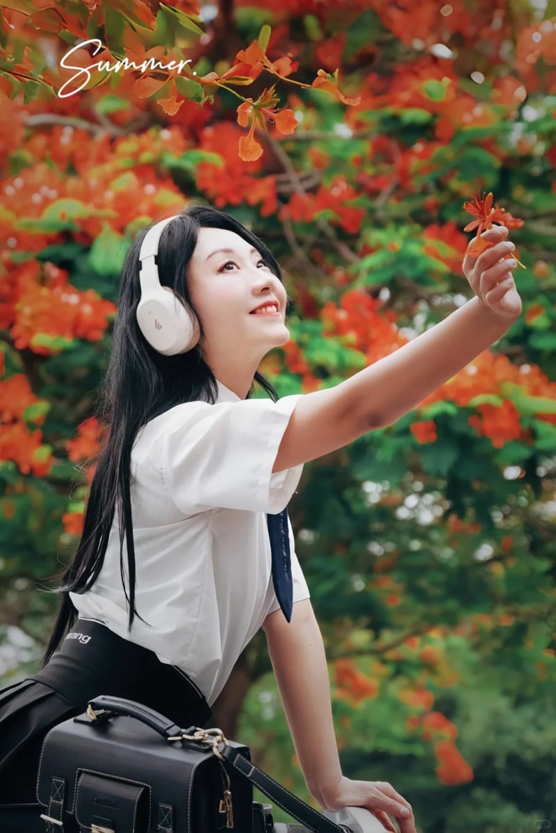 cách tạo dáng chụp ảnh cùng hoa phượng