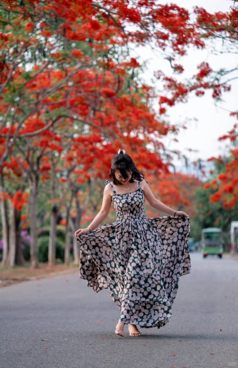 cách tạo dáng chụp ảnh cùng hoa phượng