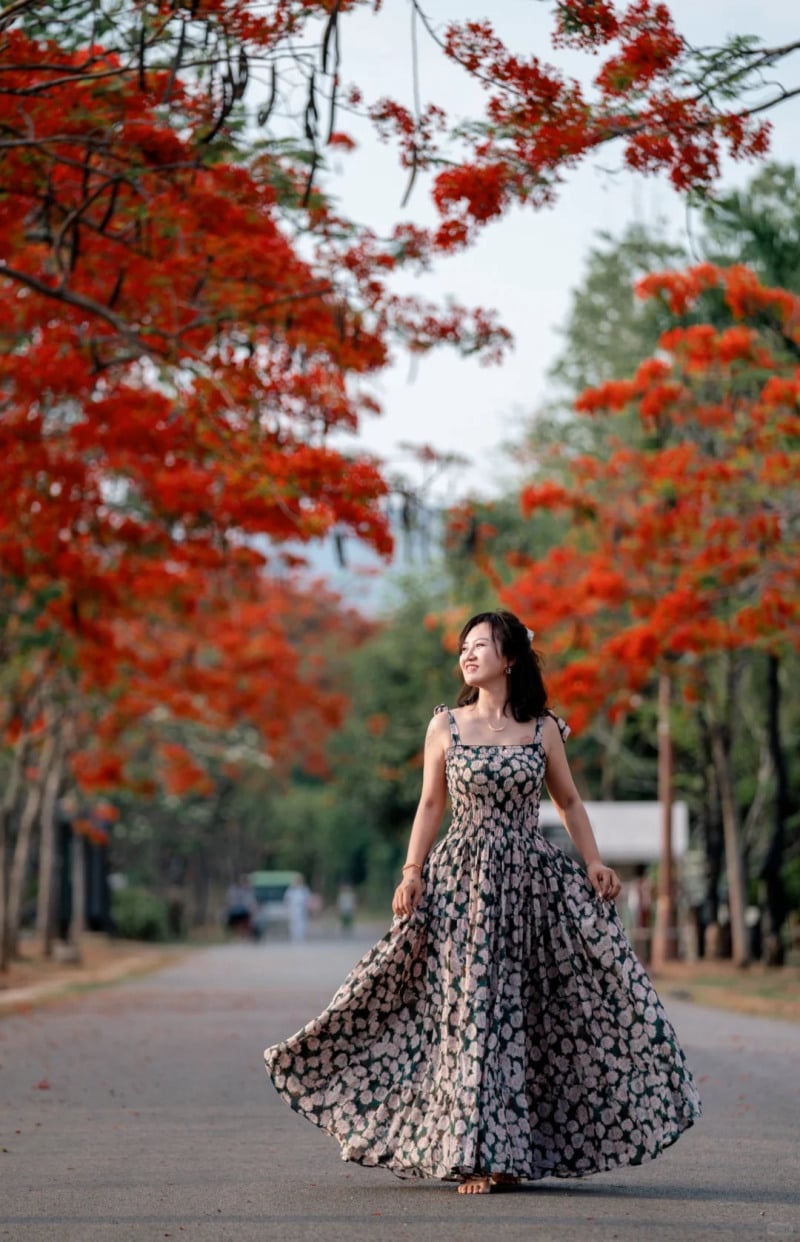 cách tạo dáng chụp ảnh cùng hoa phượng