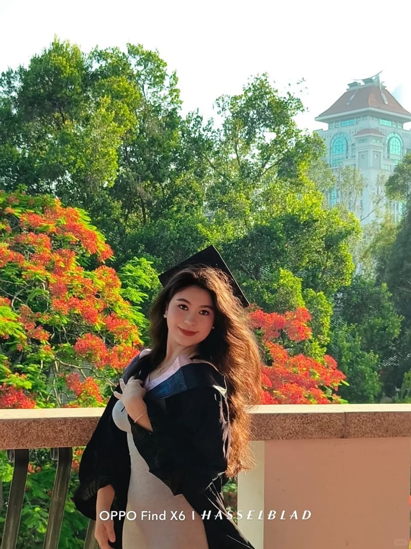 cách tạo dáng chụp ảnh cùng hoa phượng