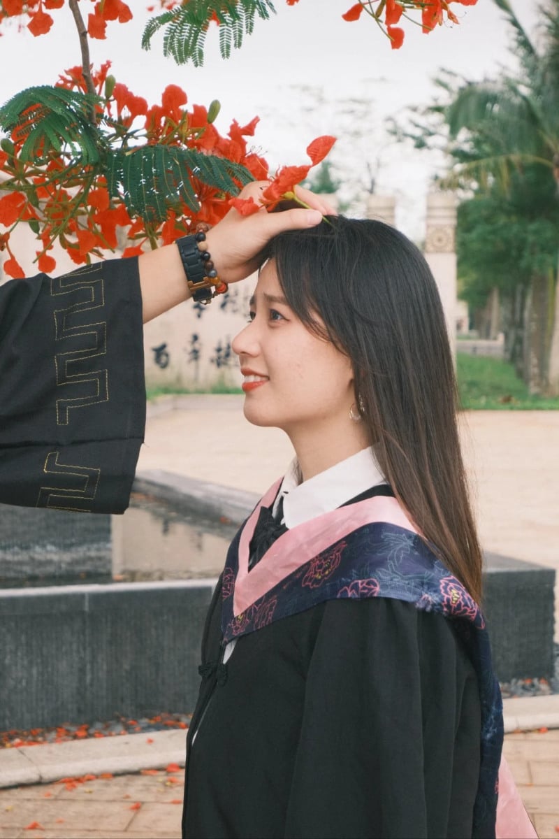 cách tạo dáng chụp ảnh cùng hoa phượng