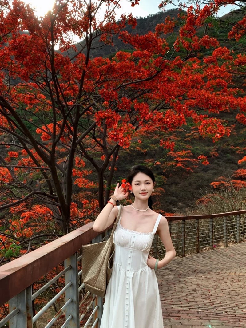 cách tạo dáng chụp ảnh cùng hoa phượng