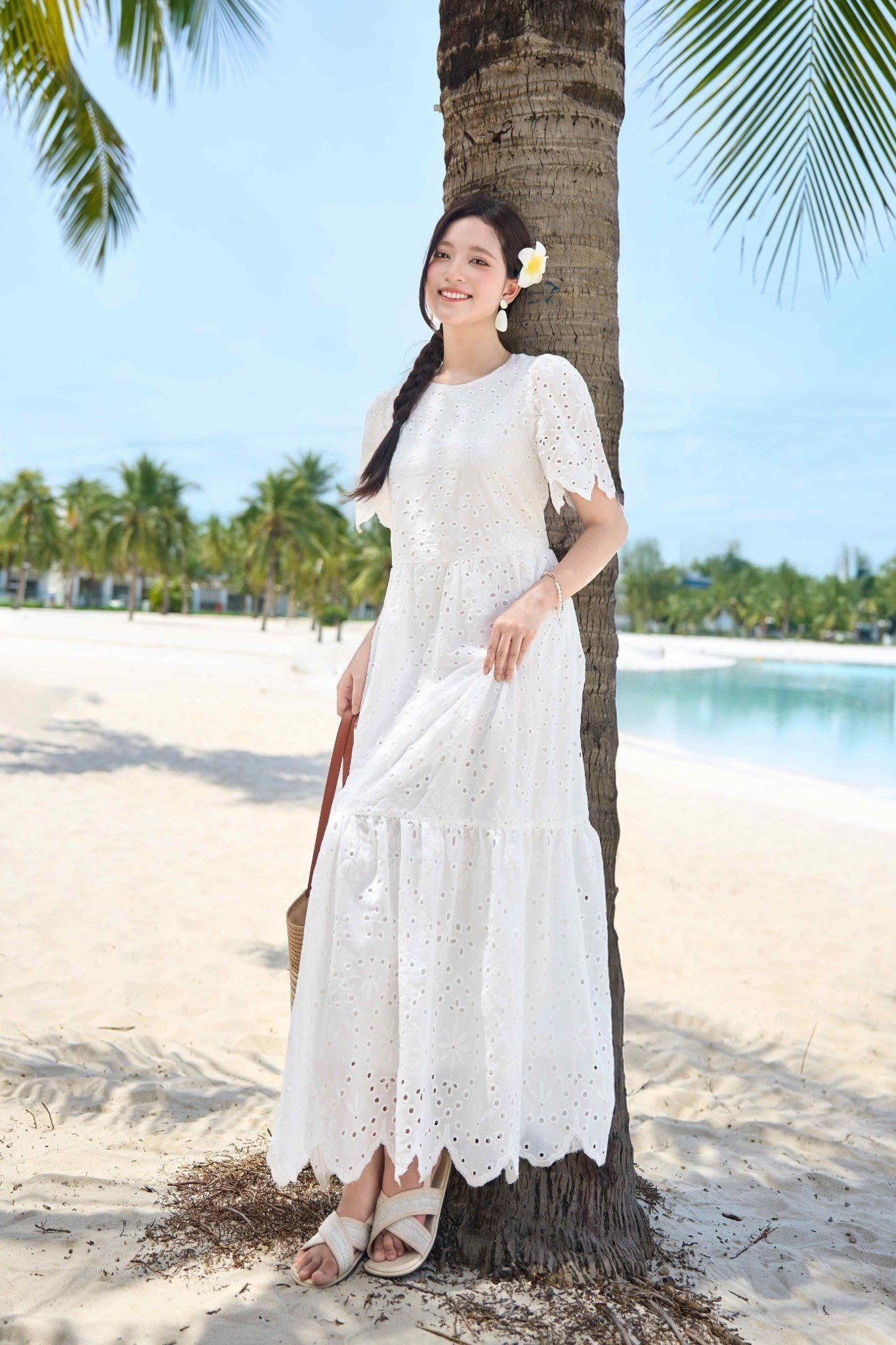 Đầm maxi trắng tinh khôi dạo biển