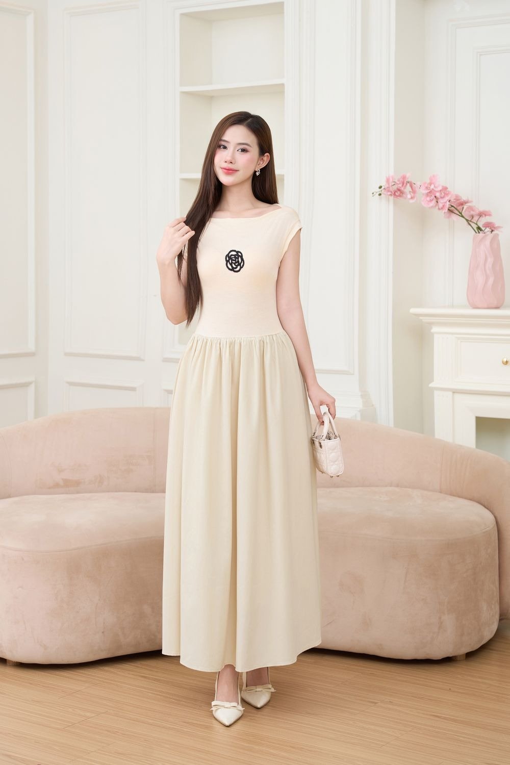 Đầm maxi cổ thuyền với điểm nhấn hoa đen