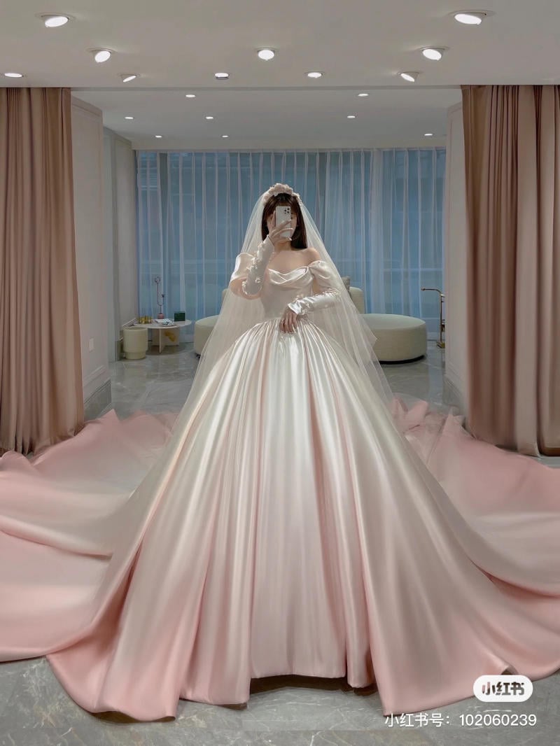 Váy cưới hồng pastel xòe bồng cho cô dâu hạ thu