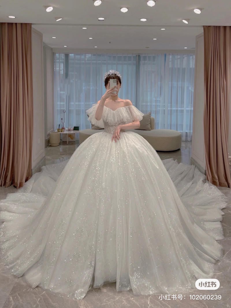 Đạt Villa đặt riêng 4 mẫu váy cưới cho cô dâu Vidhia