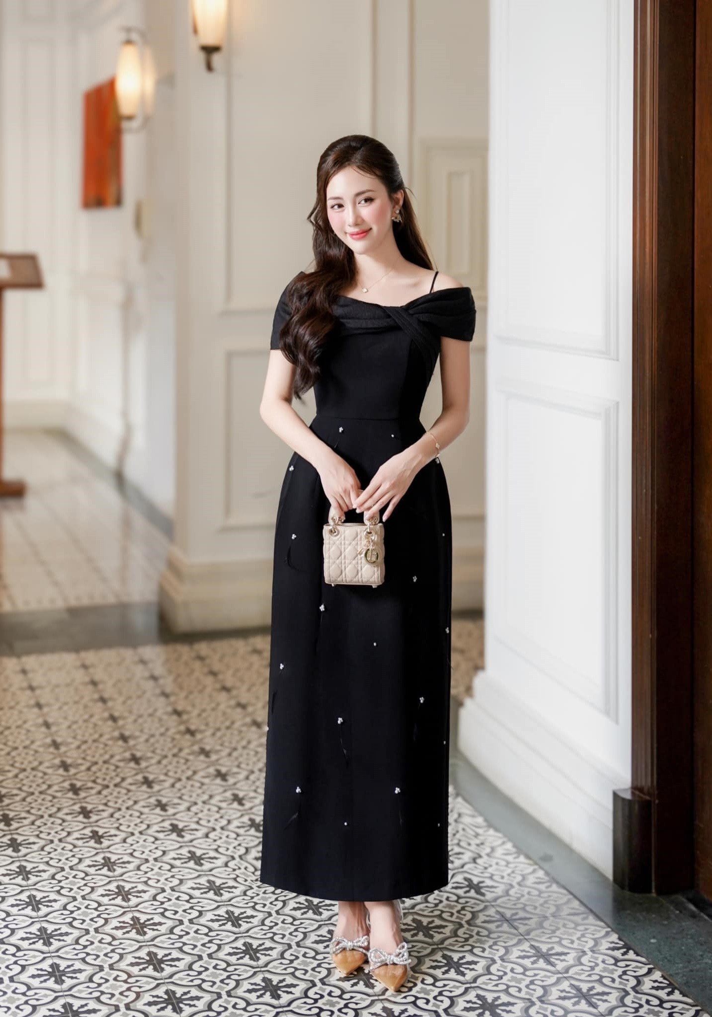Mặc váy đen đi đám cưới