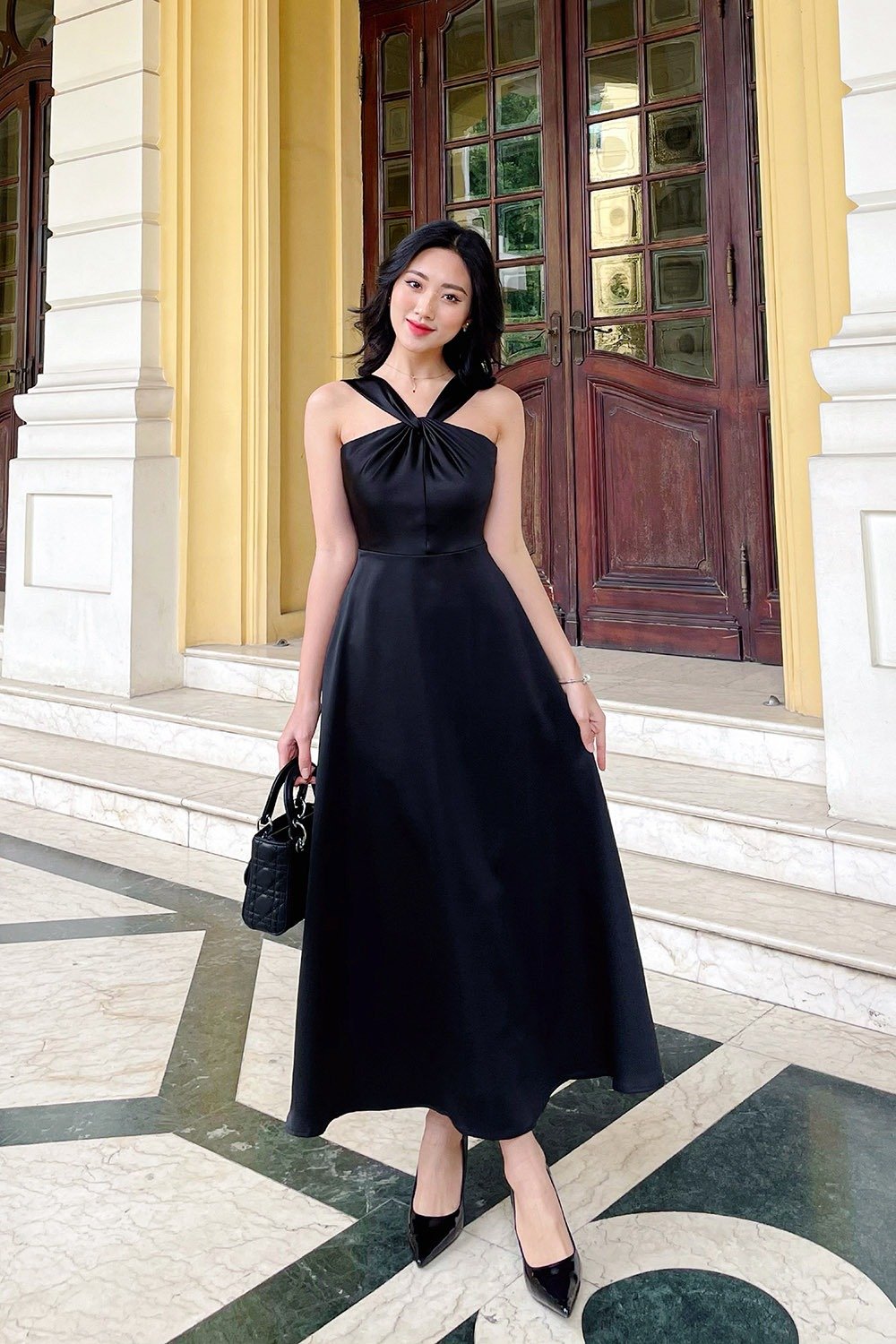 Mặc váy đen đi đám cưới