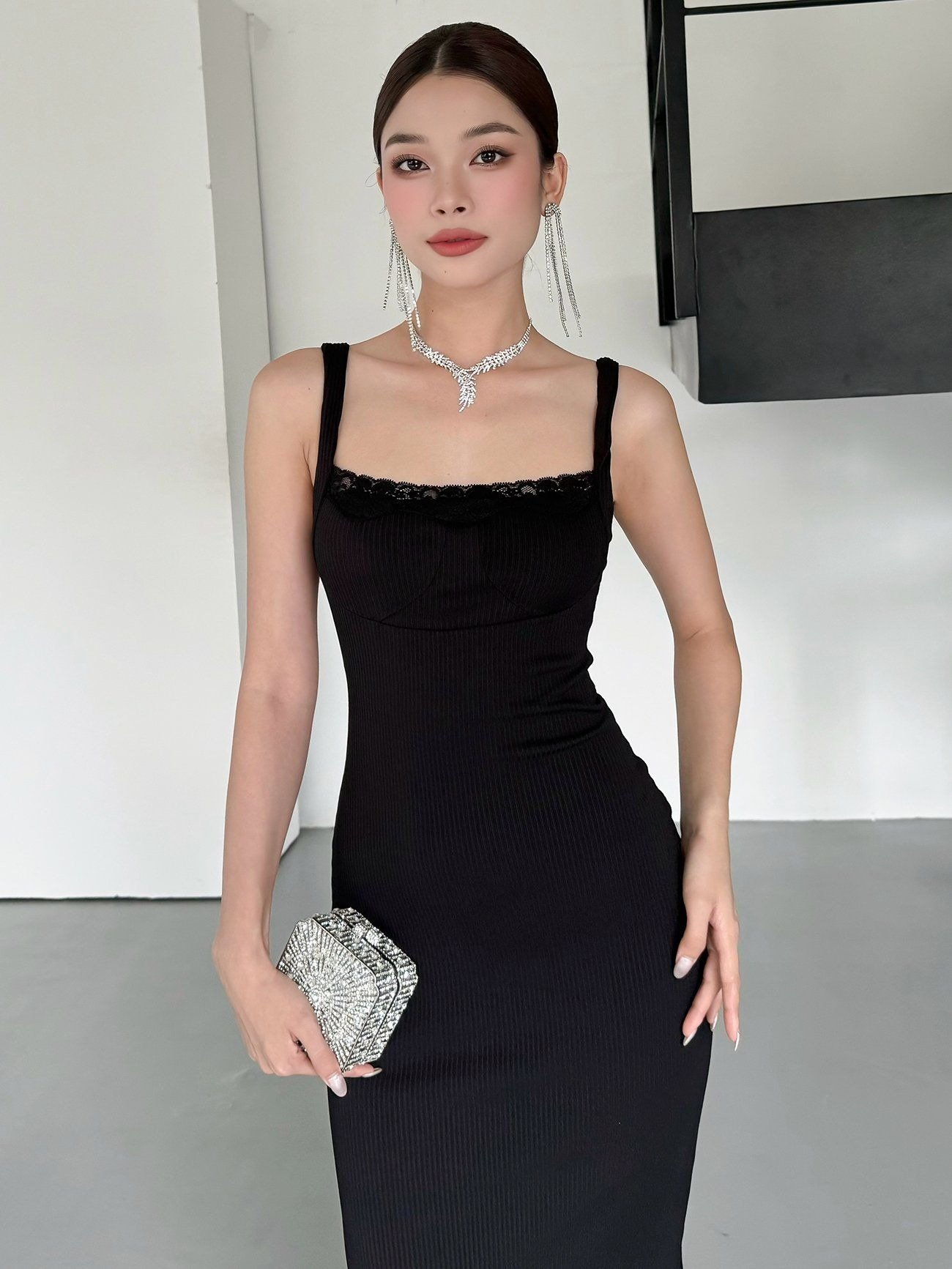 Vì Sao Váy Đen Luôn Được Yêu Thích?