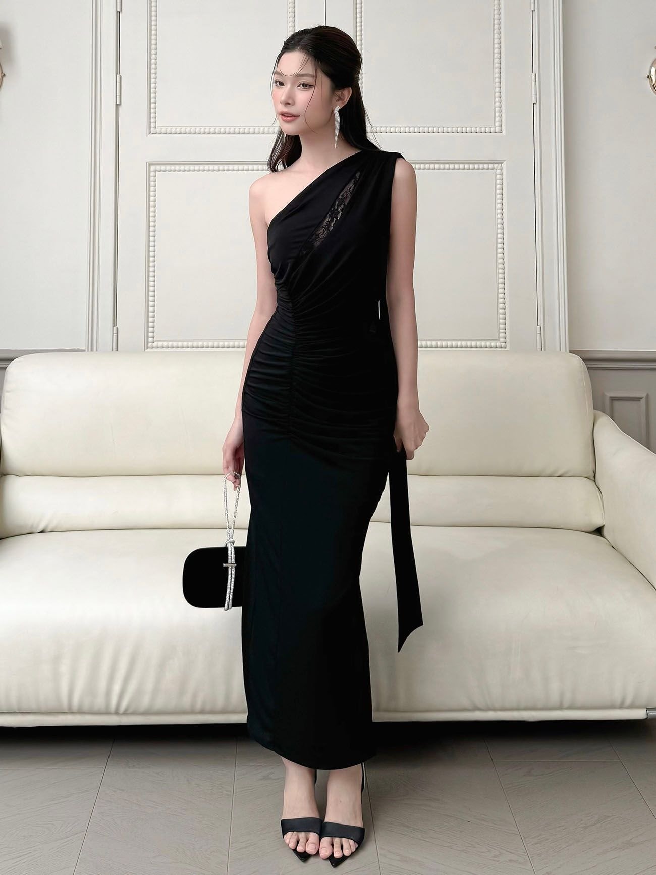 Mặc váy đen đi đám cưới