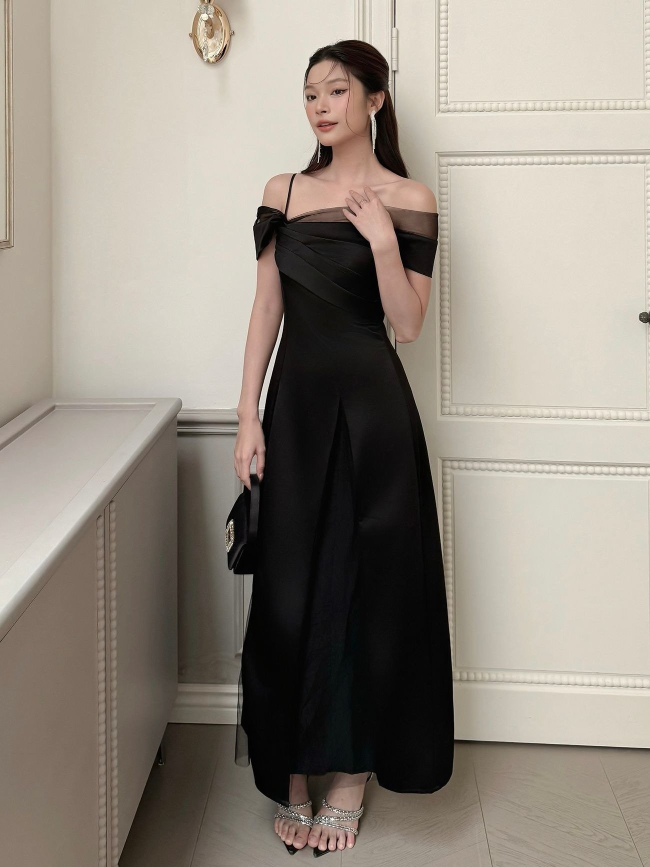 Mặc váy đen đi đám cưới