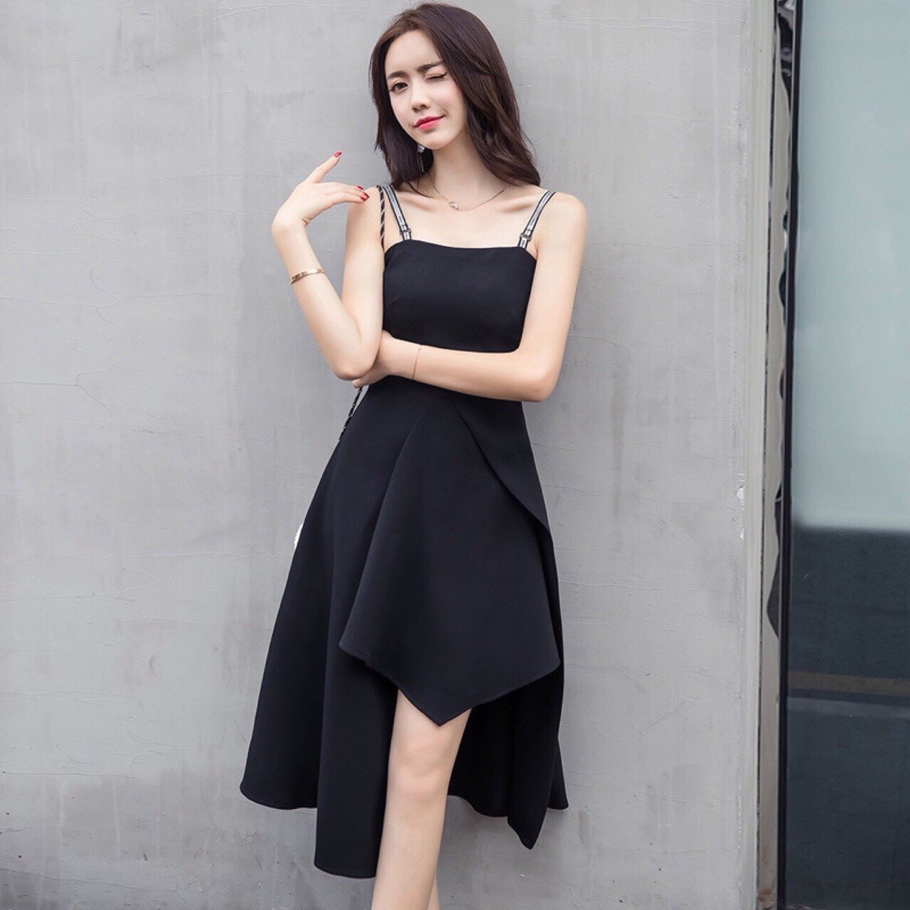 Mặc váy đen đi đám cưới
