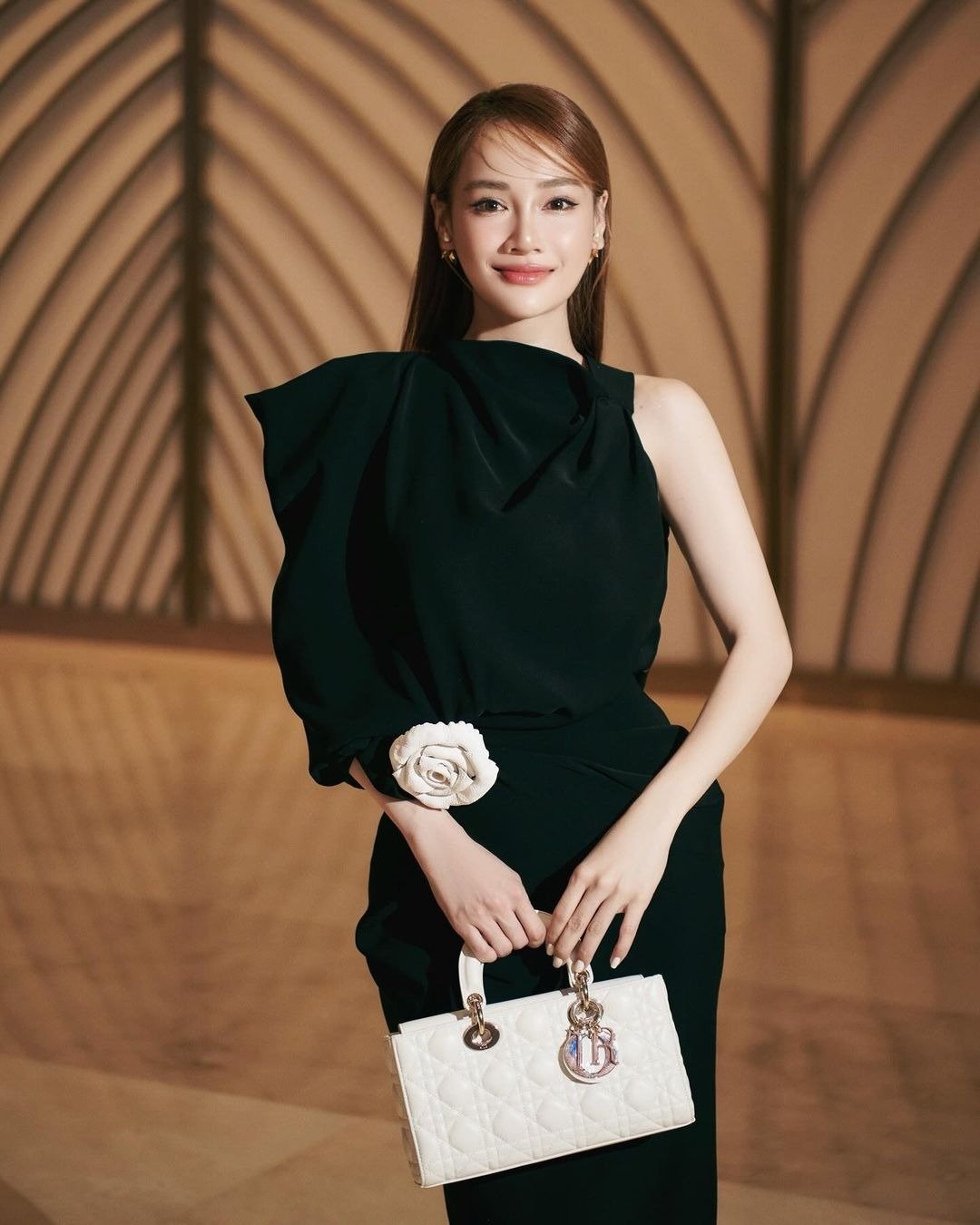 Mặc váy đen đi đám cưới