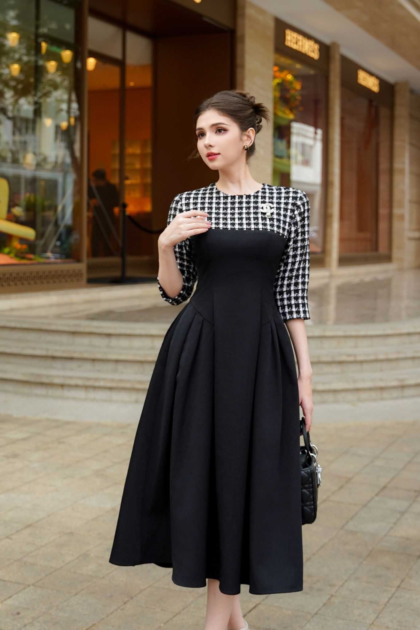 Mặc váy đen đi đám cưới