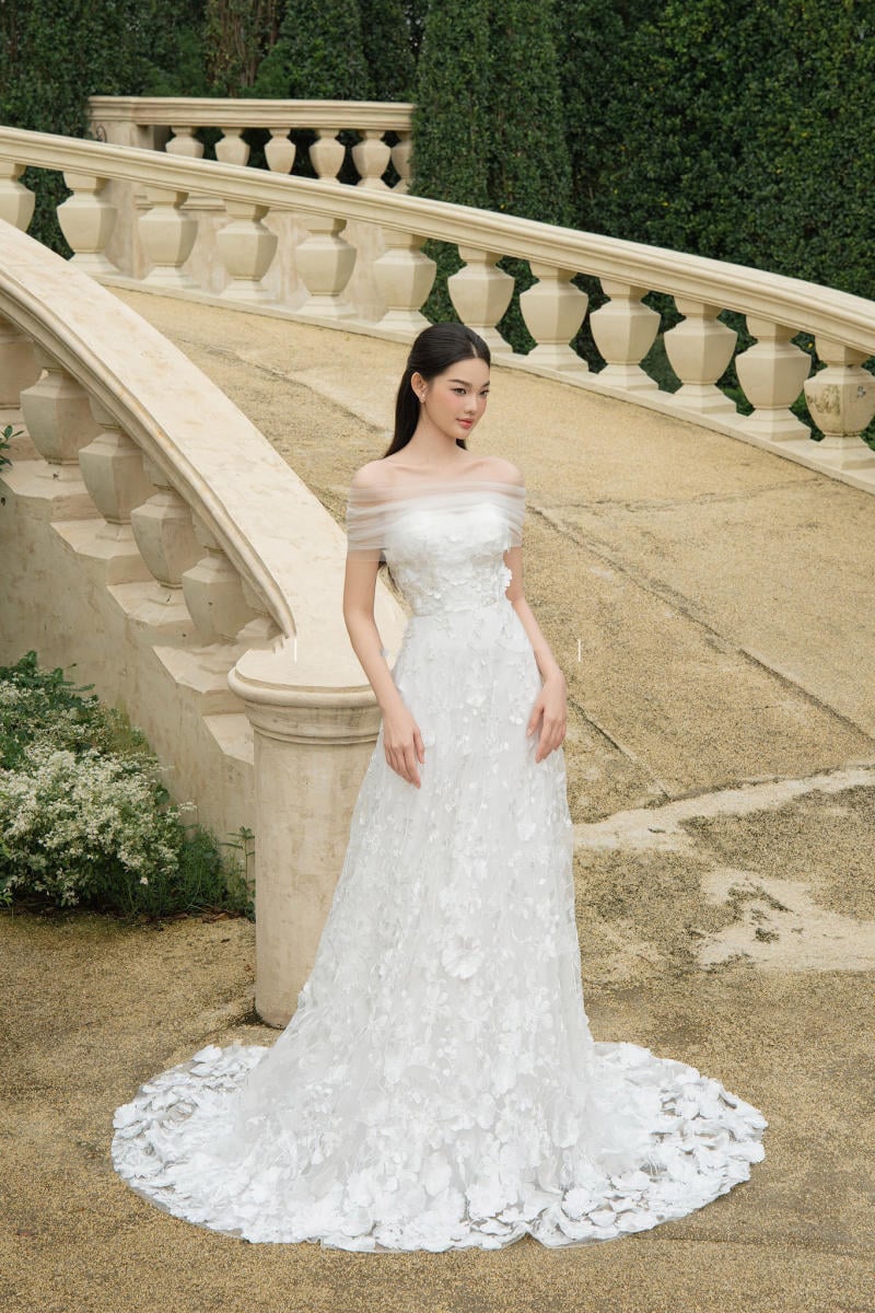 Váy Đi Bàn Dáng Suông Màu Trắng Phủ Ren Xòe Tay Dơi