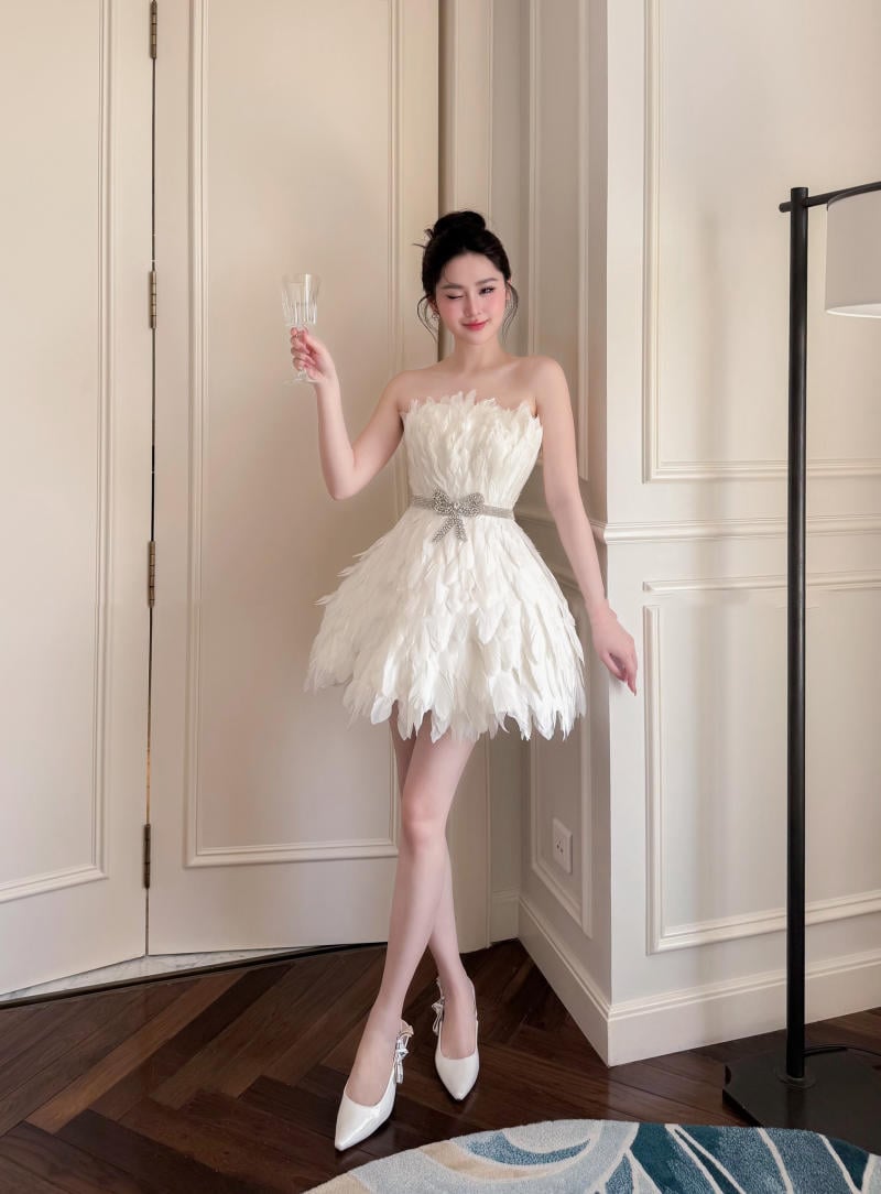 Váy Đi Bàn Dáng Xòe Ngắn Màu Trắng Lông Vũ Đính Đá
