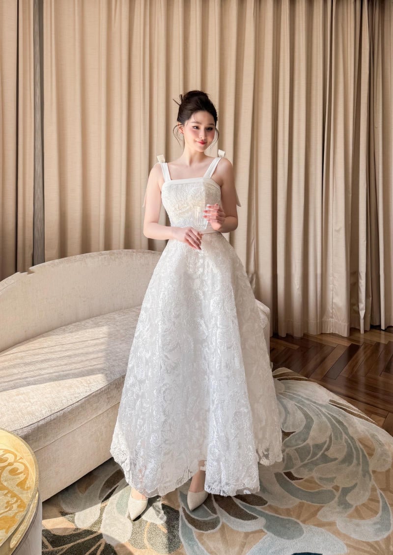 Váy Đi Bàn Dáng A Lửng Màu Trắng Hai Dây Nơ