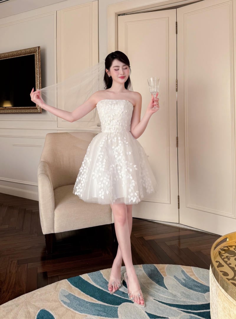 Váy Đi Bàn Dáng Xòe Ngắn Màu Trắng Cúp Ngực Phối Hoa 3D