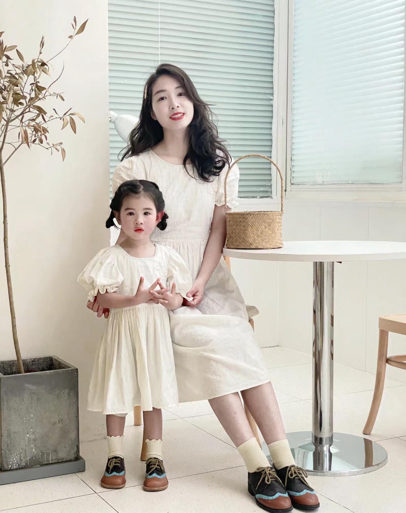 váy đôi mẹ và bé đi biển