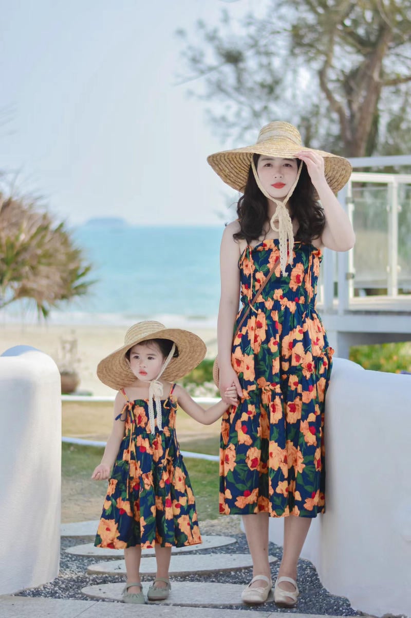 váy đôi mẹ và bé đi biển