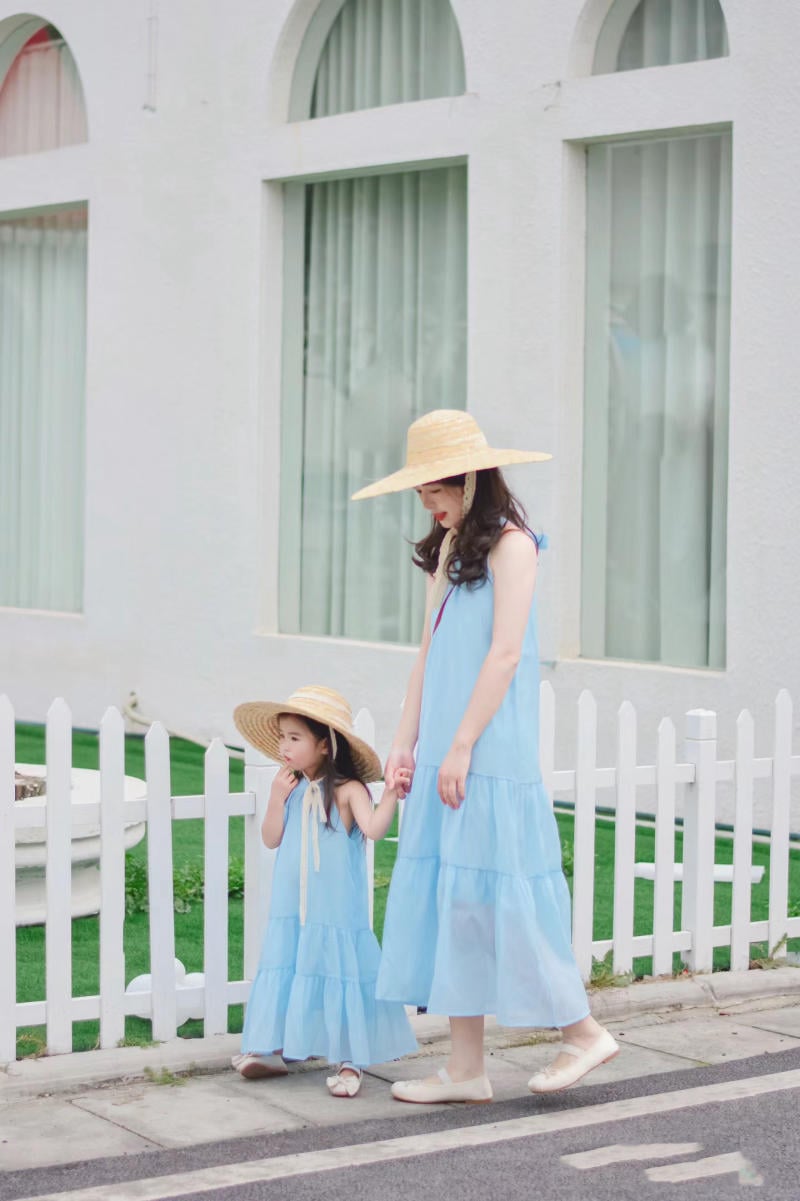 váy đôi mẹ và bé đi biển