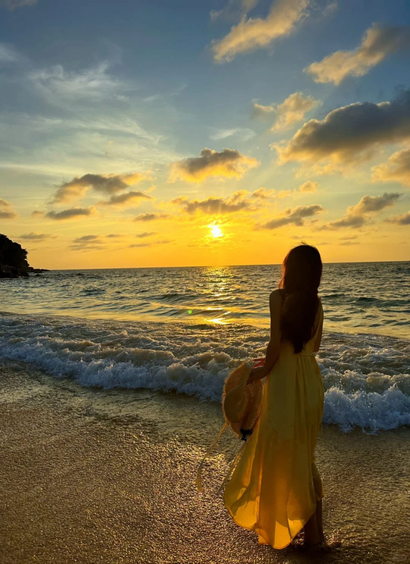 váy đi biển màu vàng