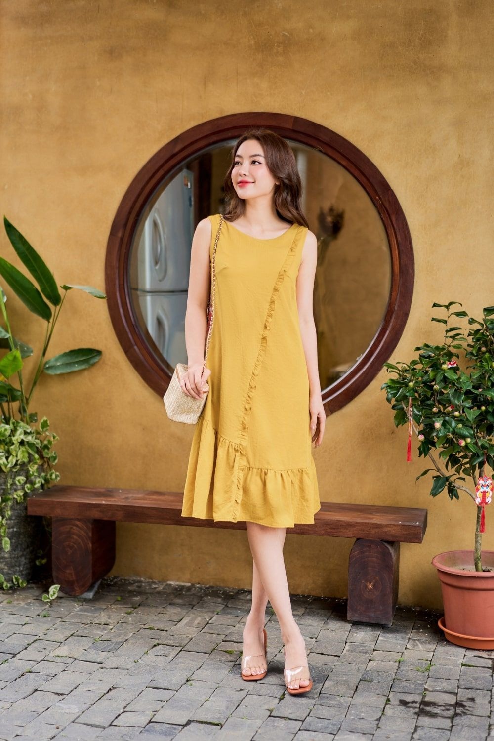 Váy đuôi cá sát nách kaki/linen chi tiết viền bèo nhún màu vàng