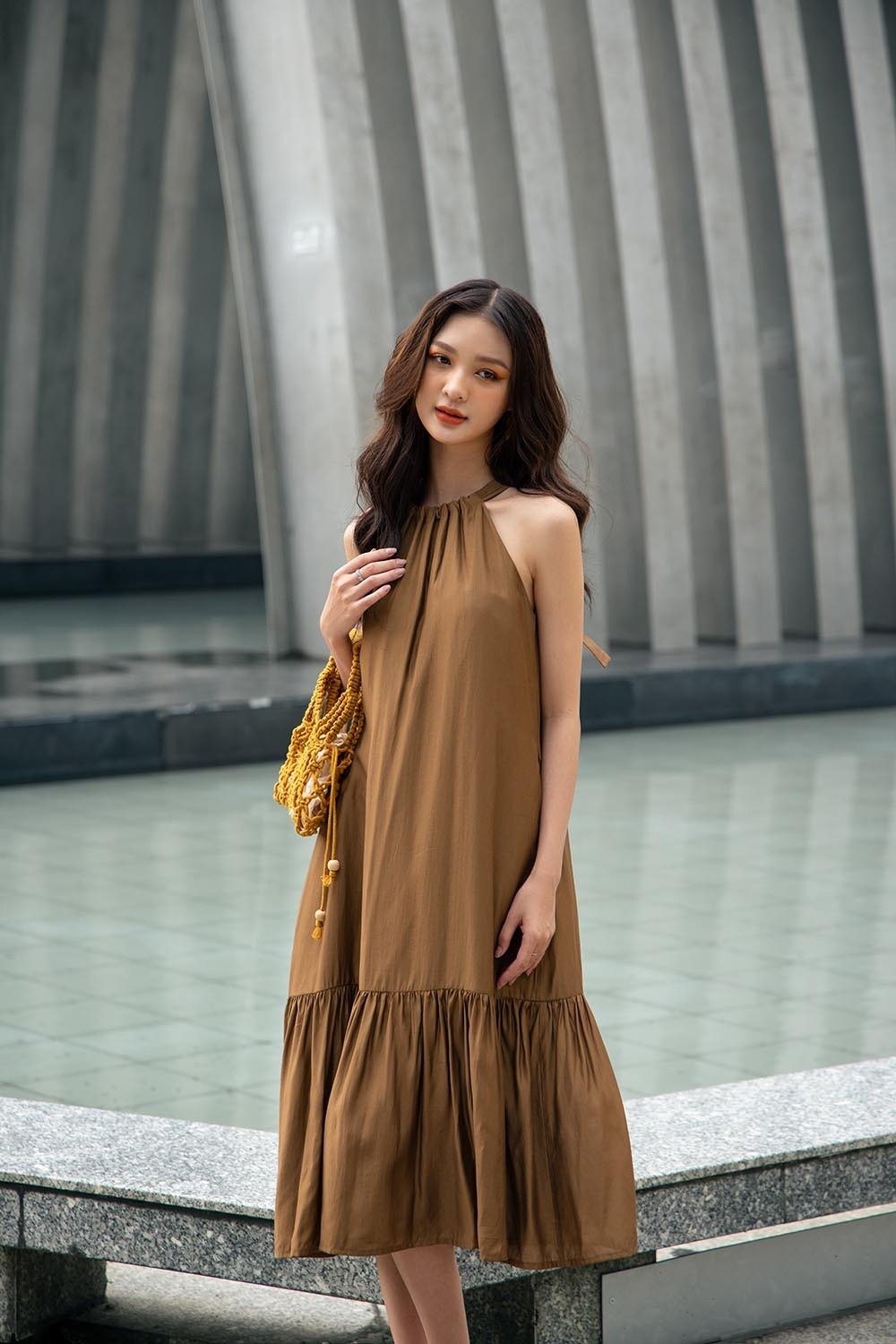 Váy đuôi cá cổ yếm chất cotton/linen chi tiết xếp bèo ở gấu màu nâu
