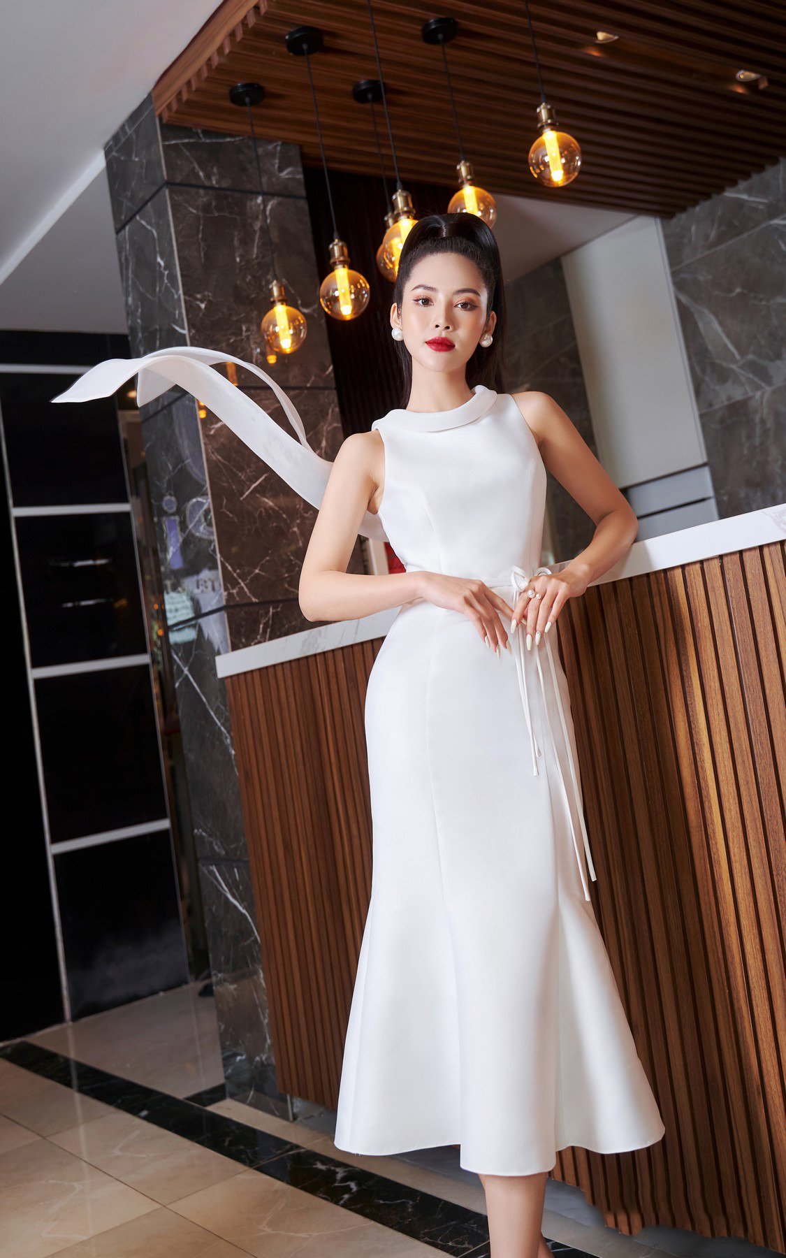 Váy đuôi cá sát nách chất satin dây thắt eo màu trắng