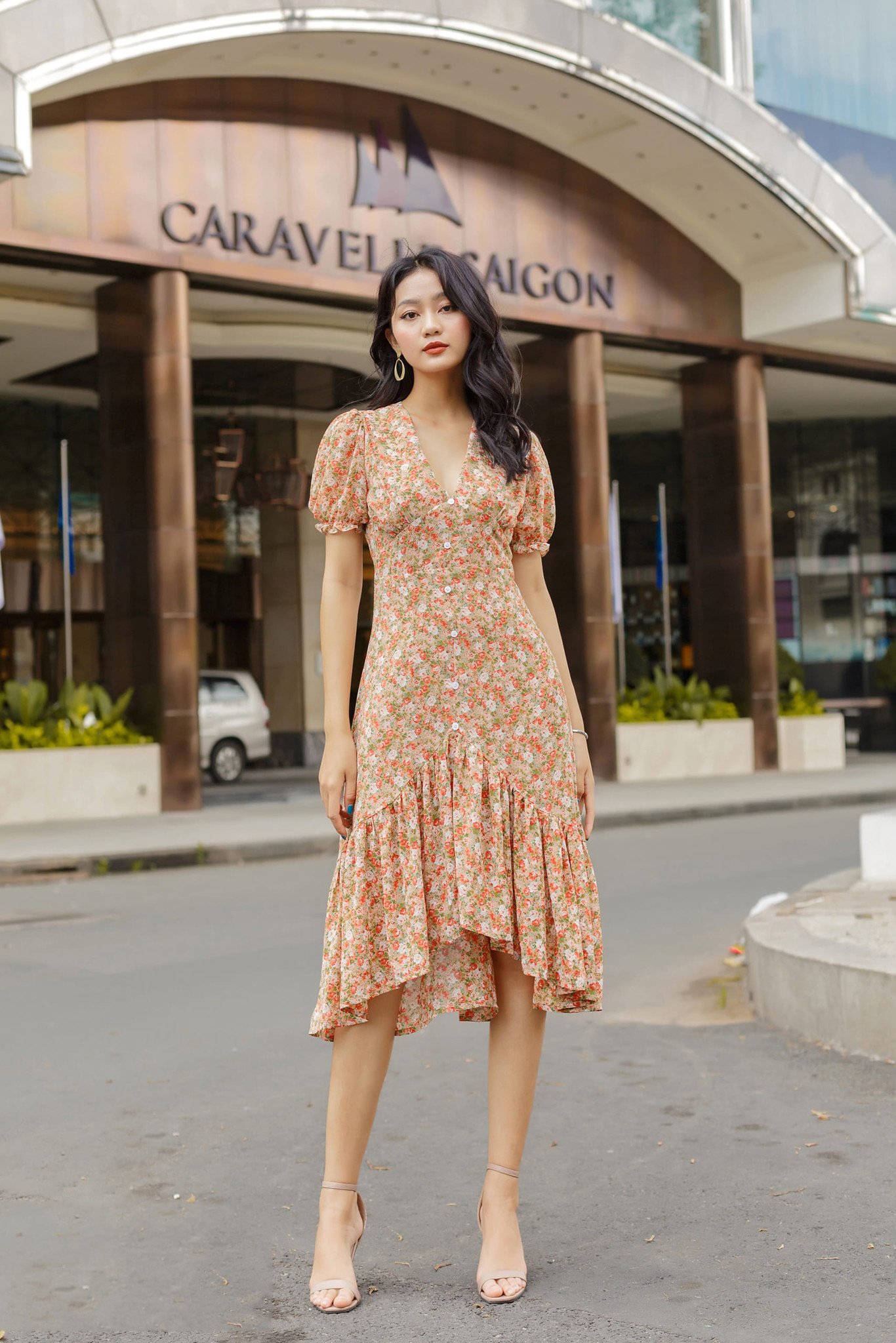 Váy đuôi cá tay bồng chất liệu voan họa tiết hoa nhí bèo nhún ở gấu màu cam nude