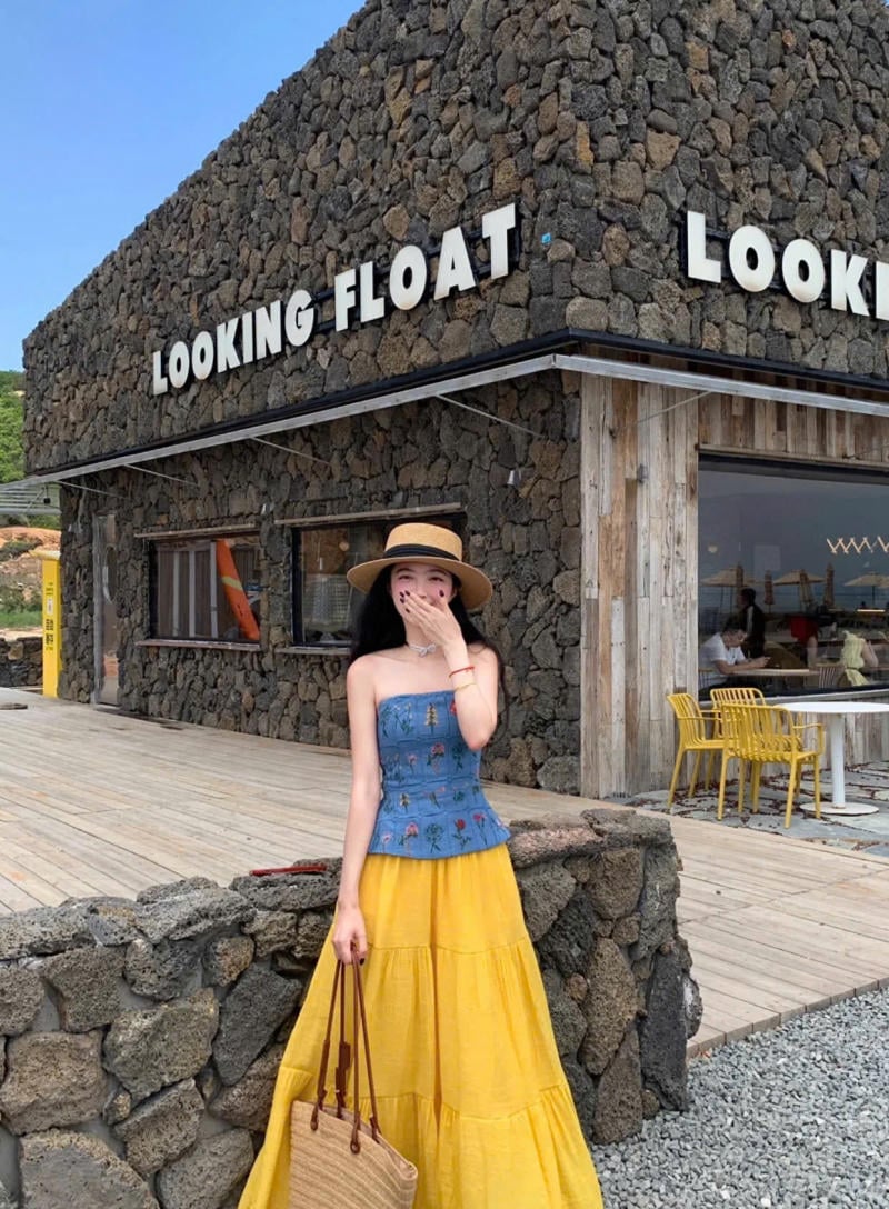 Chân váy màu vàng kết hợp với áo màu gì