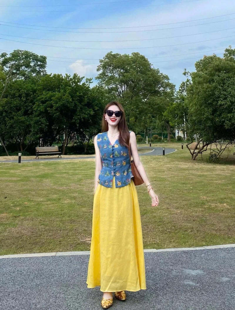 Chân váy màu vàng kết hợp với áo màu gì