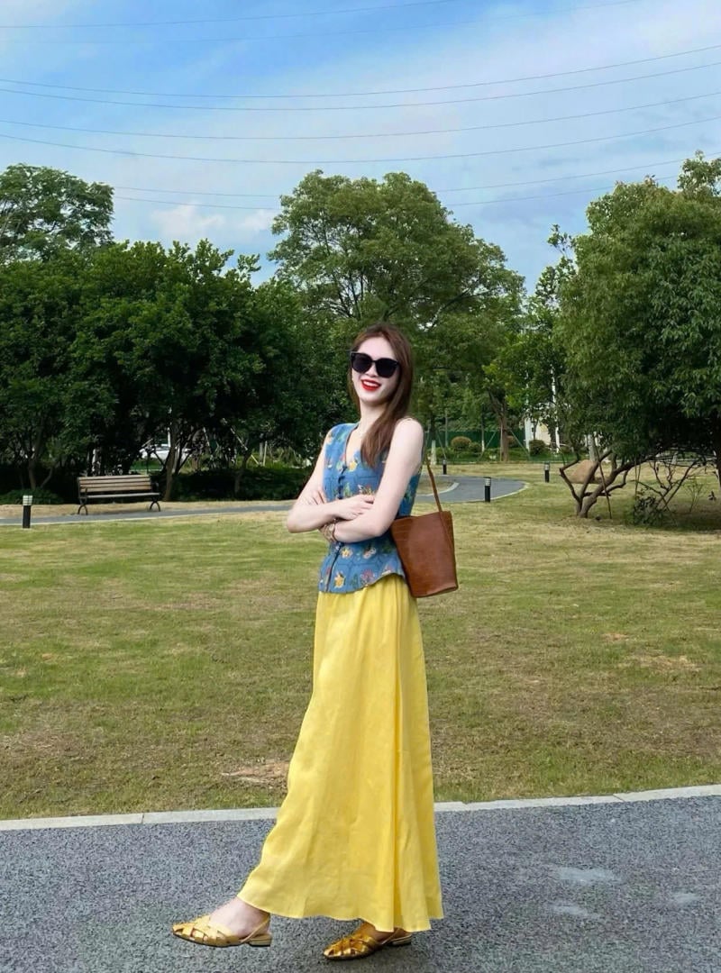 Chân váy màu vàng kết hợp với áo màu gì