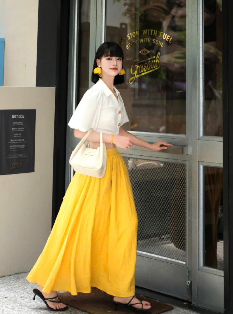Chân váy màu vàng kết hợp với áo màu trắng