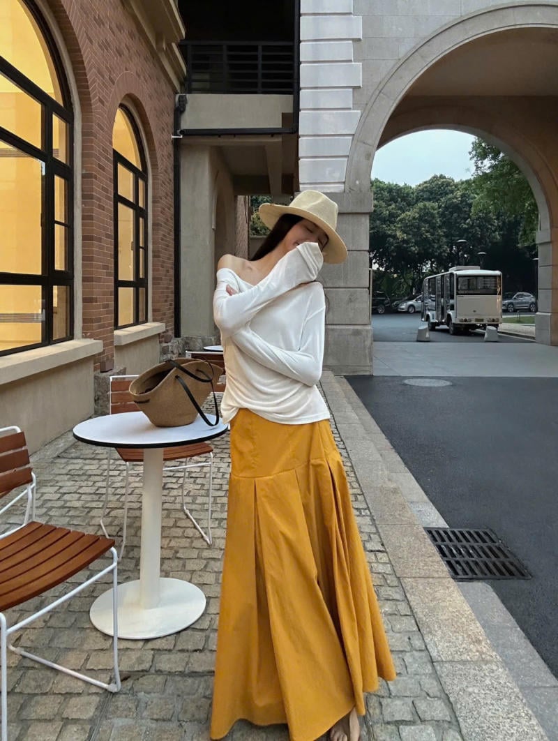 Chân váy màu vàng kết hợp với áo màu trắng
