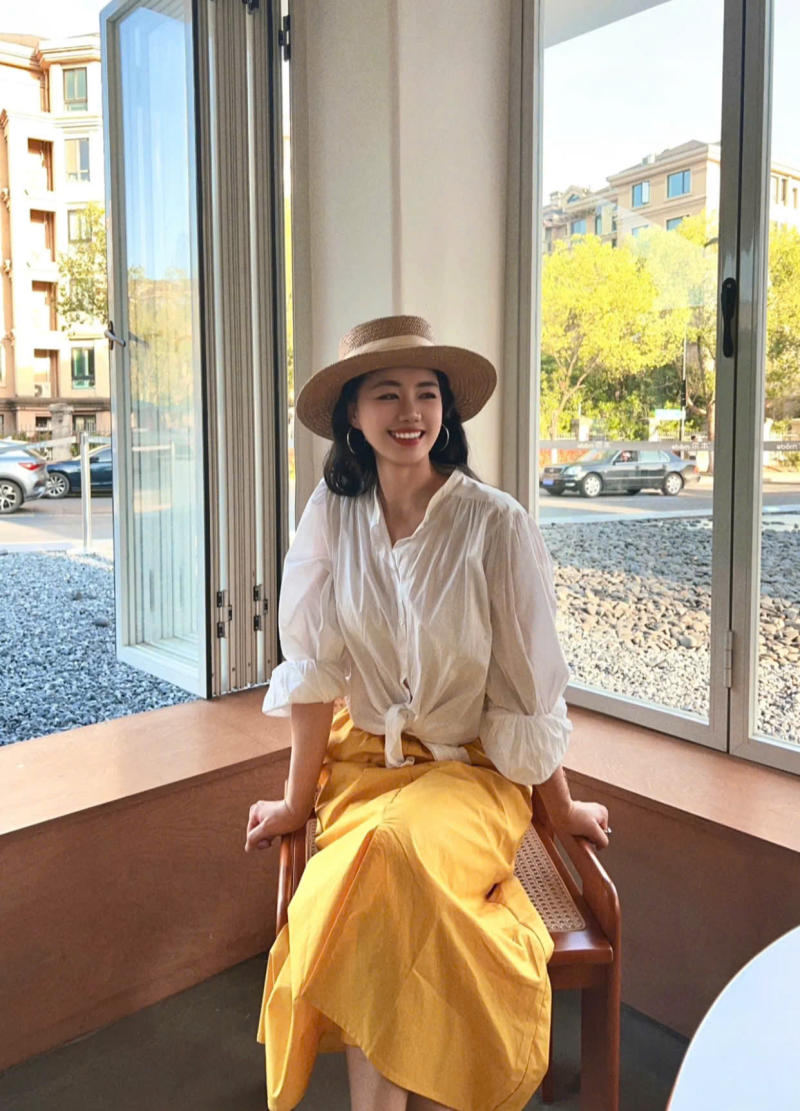 Chân váy màu vàng kết hợp với áo màu trắng