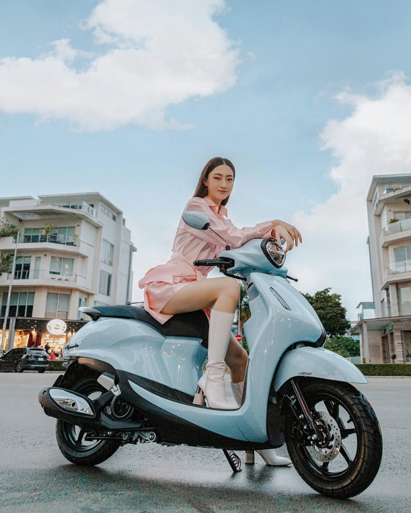Cách ngồi xe máy khi mặc váy ngắn đơn giản, không lo lộ hở – Cardina