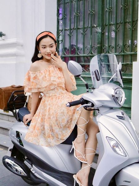 Mặc váy ngồi sau xe máy như thế nào là đúng cách không bị hớ hênh  Vua  Nệm