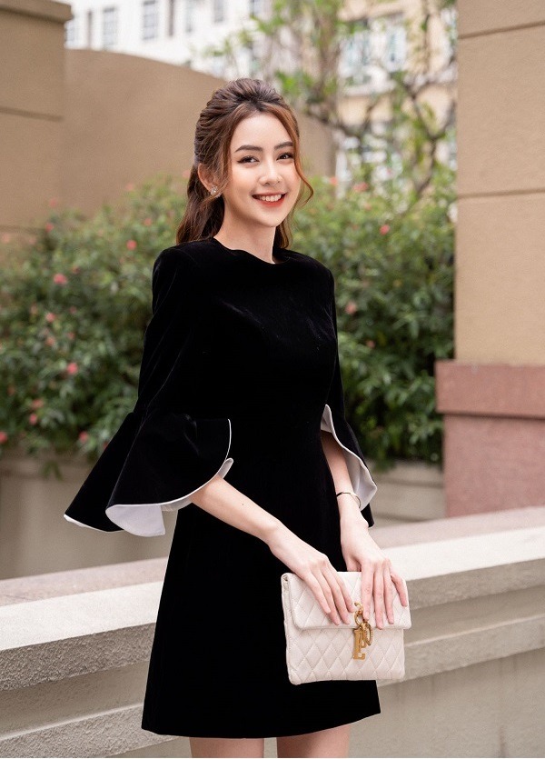 Váy nhung đen tay loe phối trắng thanh lịch