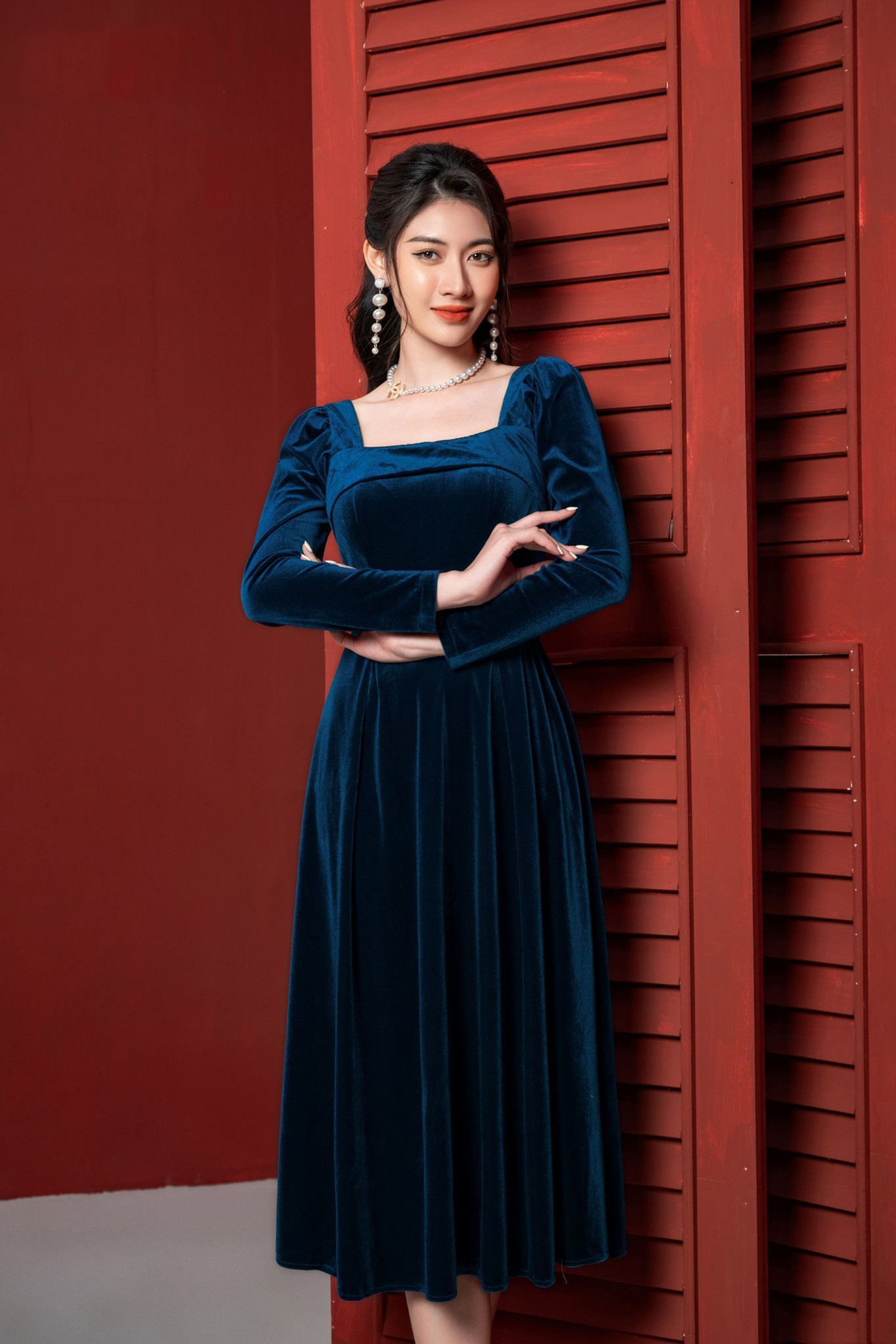 Váy nhung xanh cổ vuông dáng midi