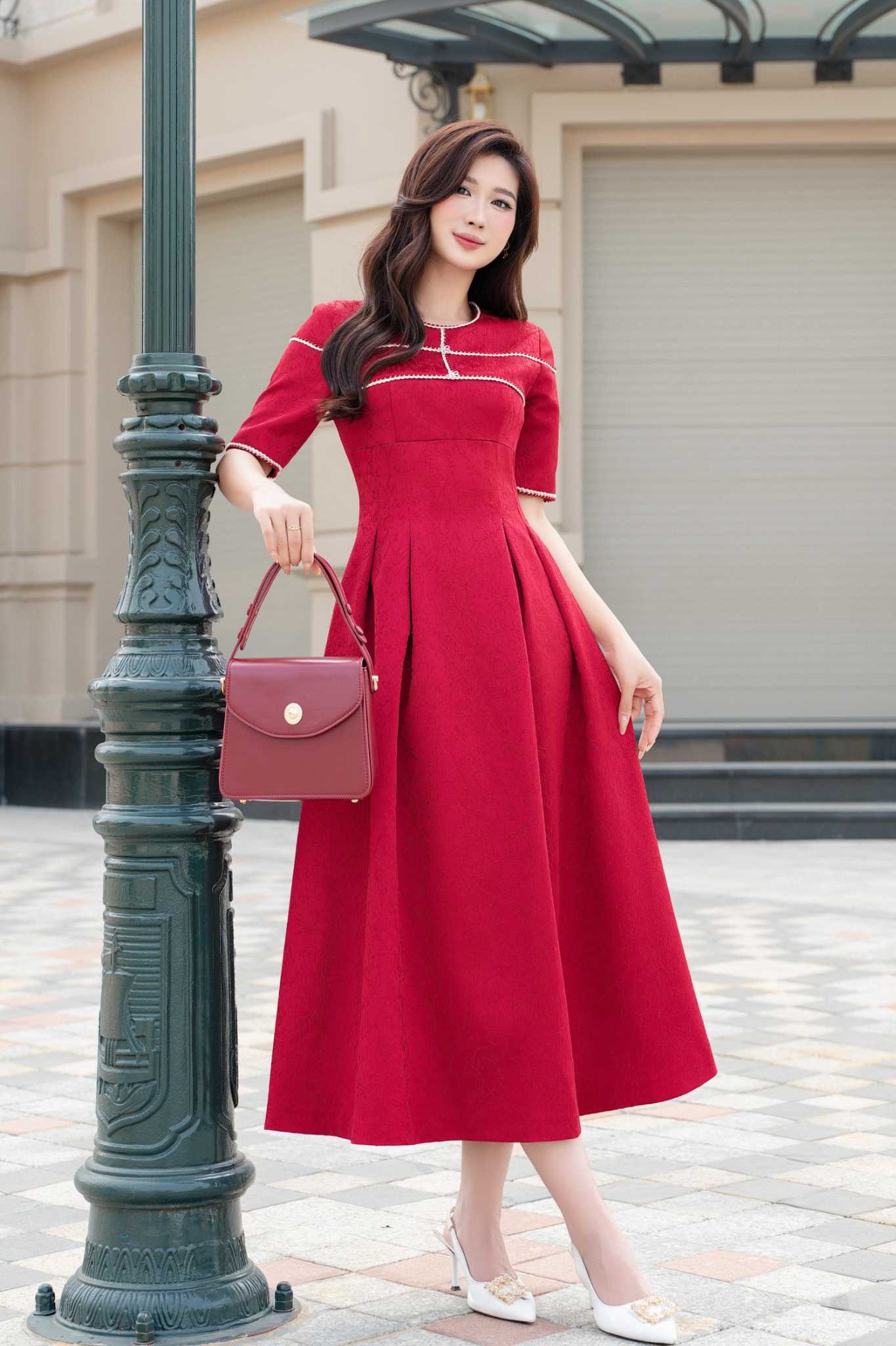 Váy midi xòe đỏ viền trắng thanh lịch