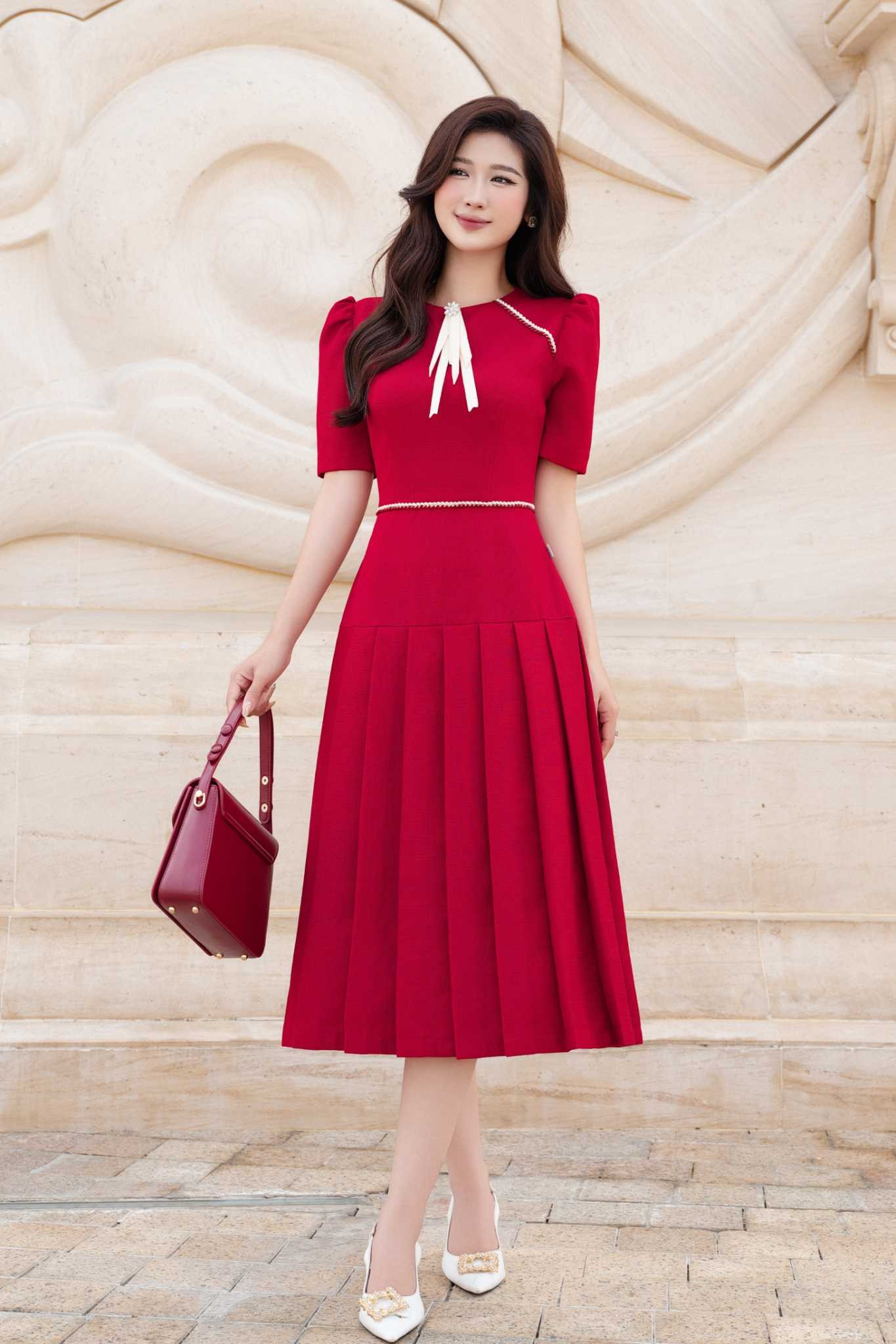 Váy midi đỏ xếp ly thắt nơ cổ
