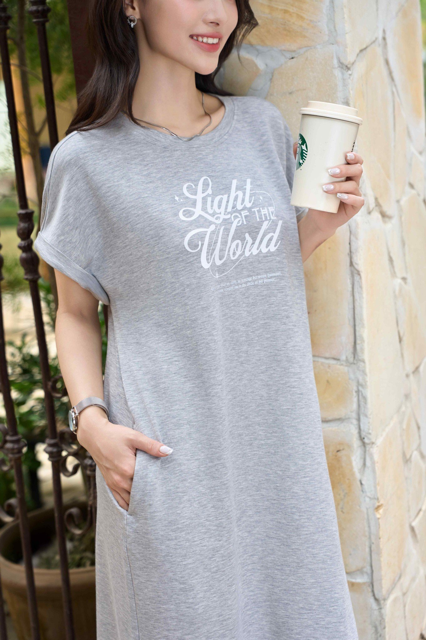 Đầm suông Cardina Younger vải umi lạnh dáng dài in chữ Light The World