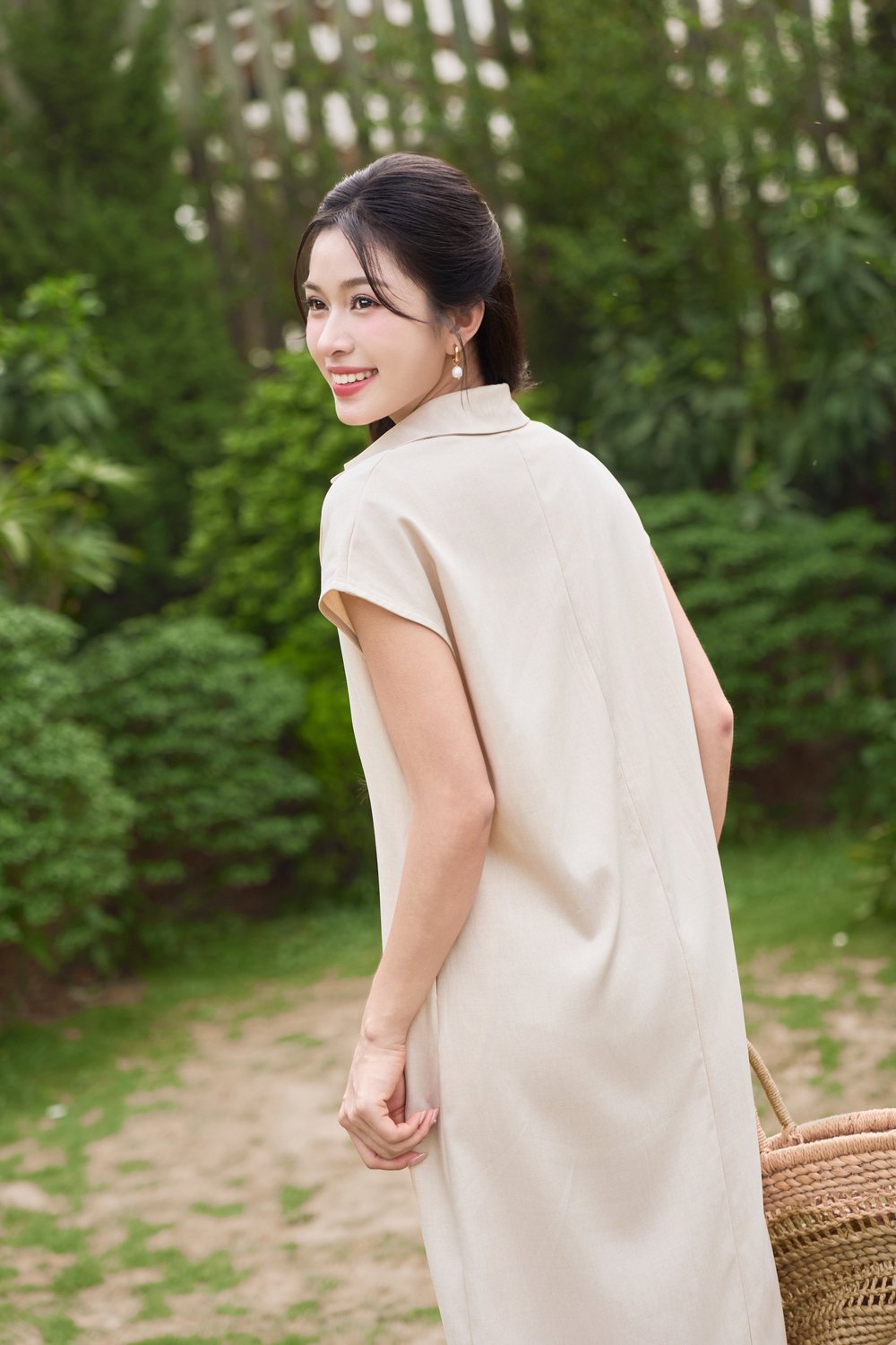 Đầm đũi suông dáng cổ khoét sâu có kèm áo quây