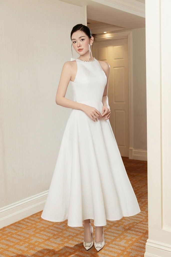 Đầm Xòe Midi Cổ Yếm Đính Ngọc Trai Thanh Lịch