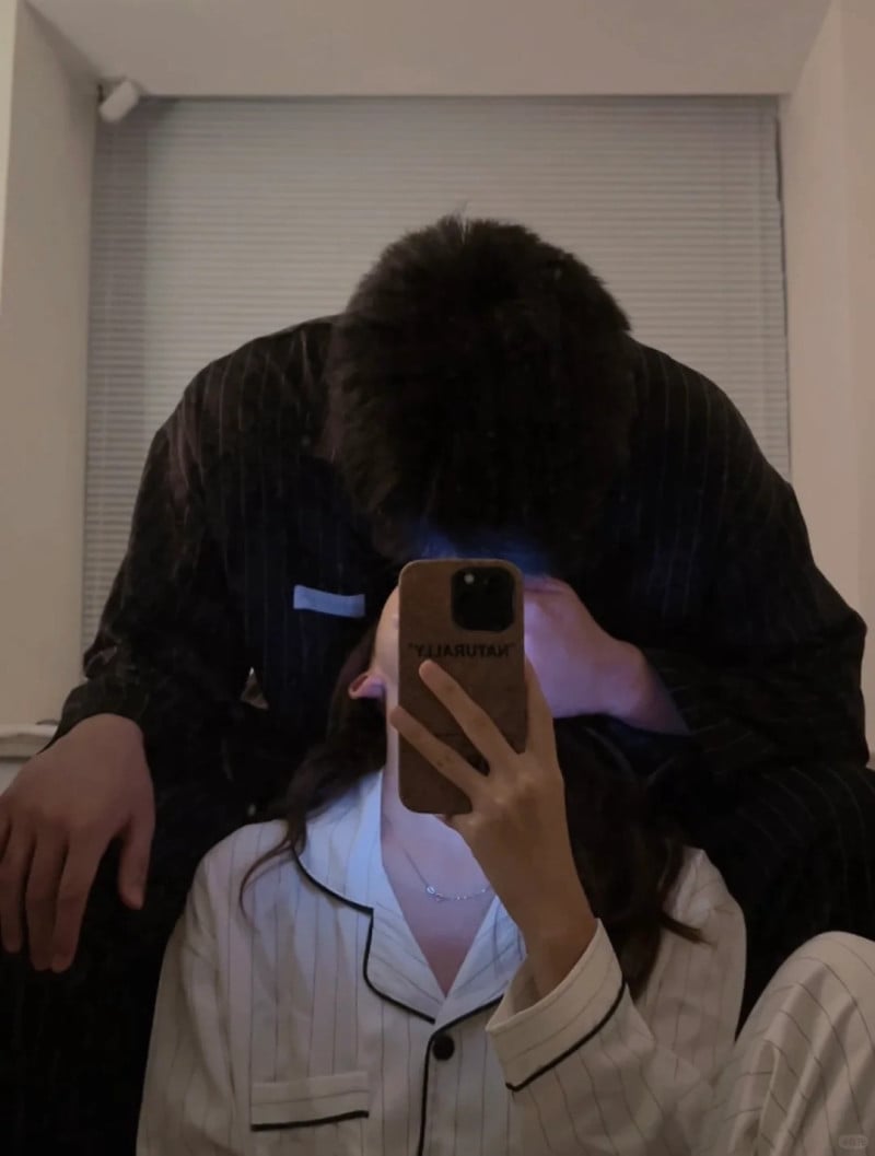 chụp ảnh với người yêu giấu mặt