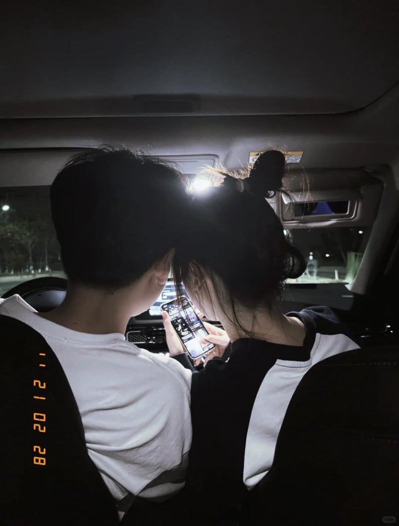 chụp ảnh với người yêu giấu mặt